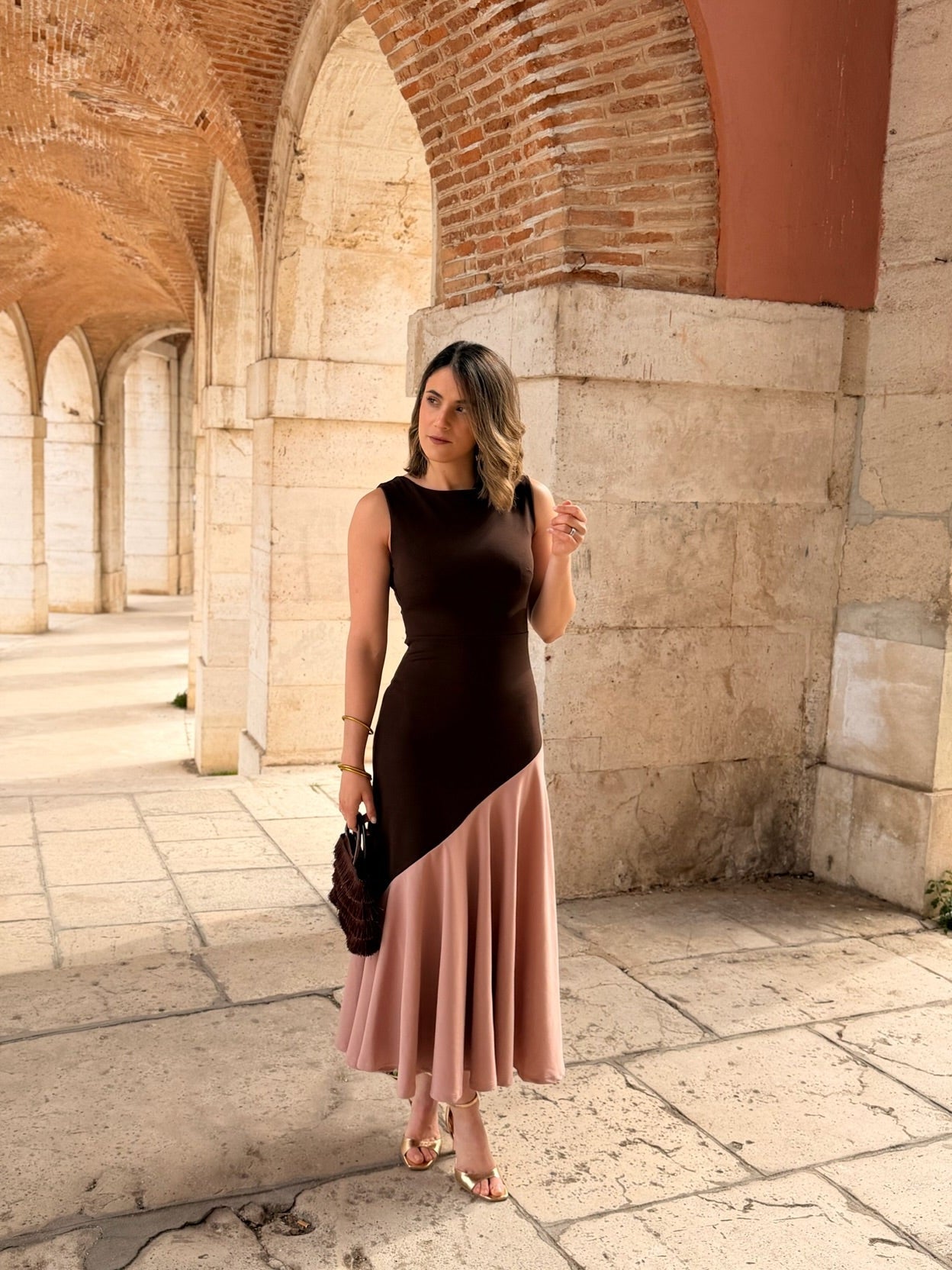 Vestido marrón y maquillaje| Aurelia