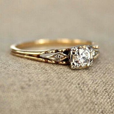 Anillo vintage de oro fino con circonitas