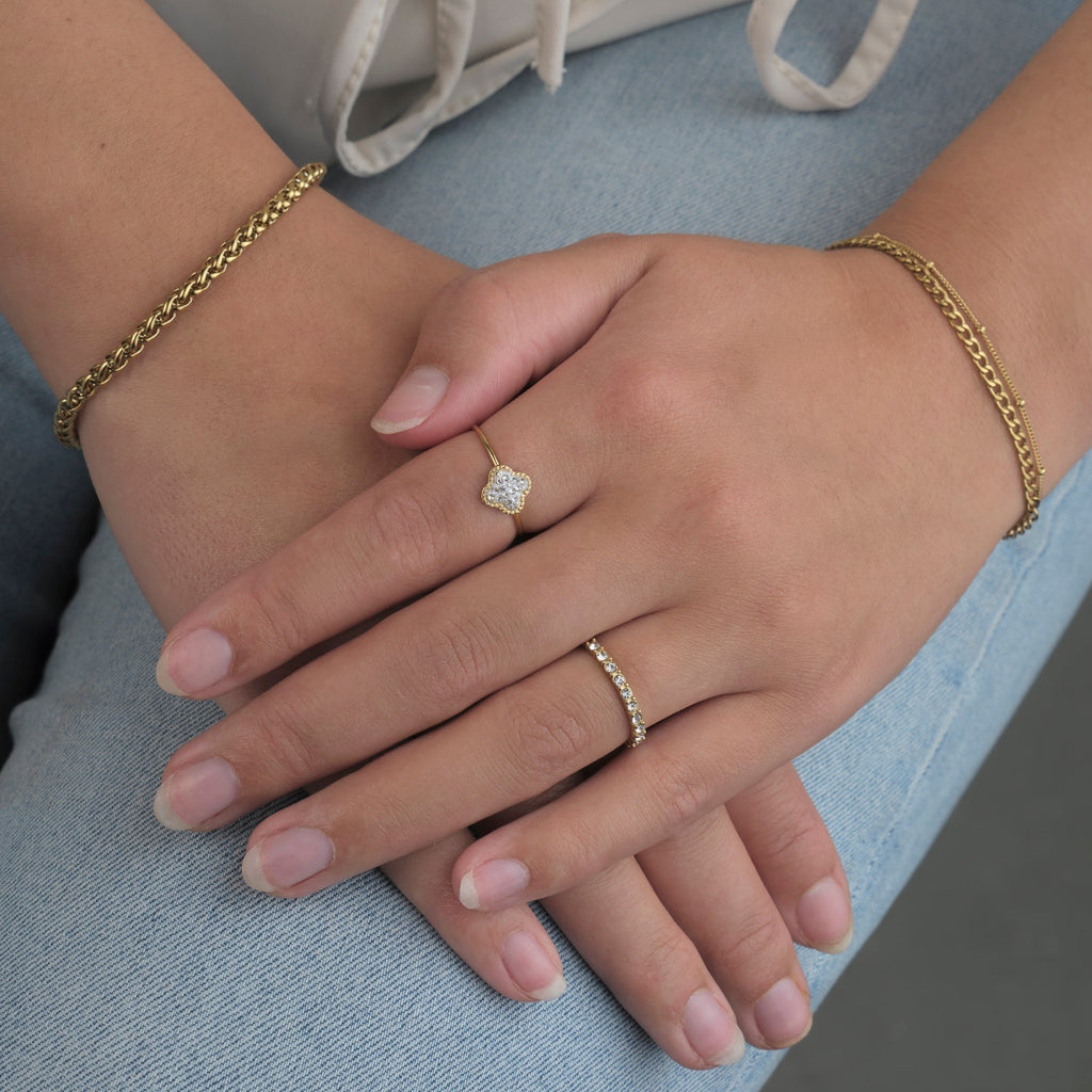 Anillo de trébol con piedras doradas